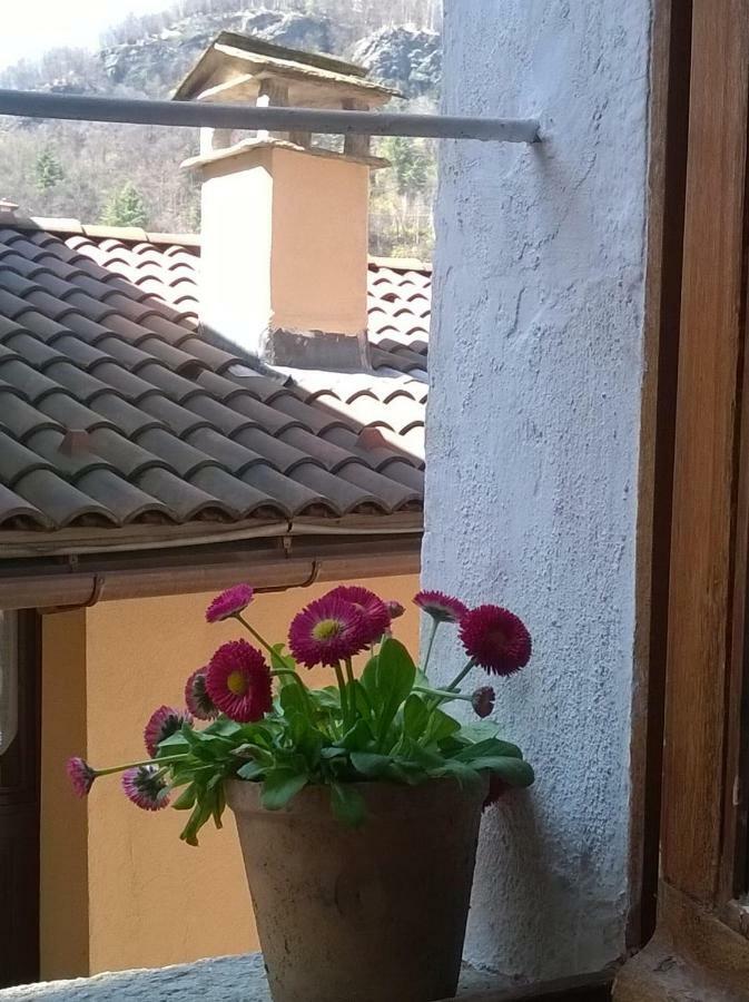 Al Vicolo Del Gallo Varallo Luaran gambar